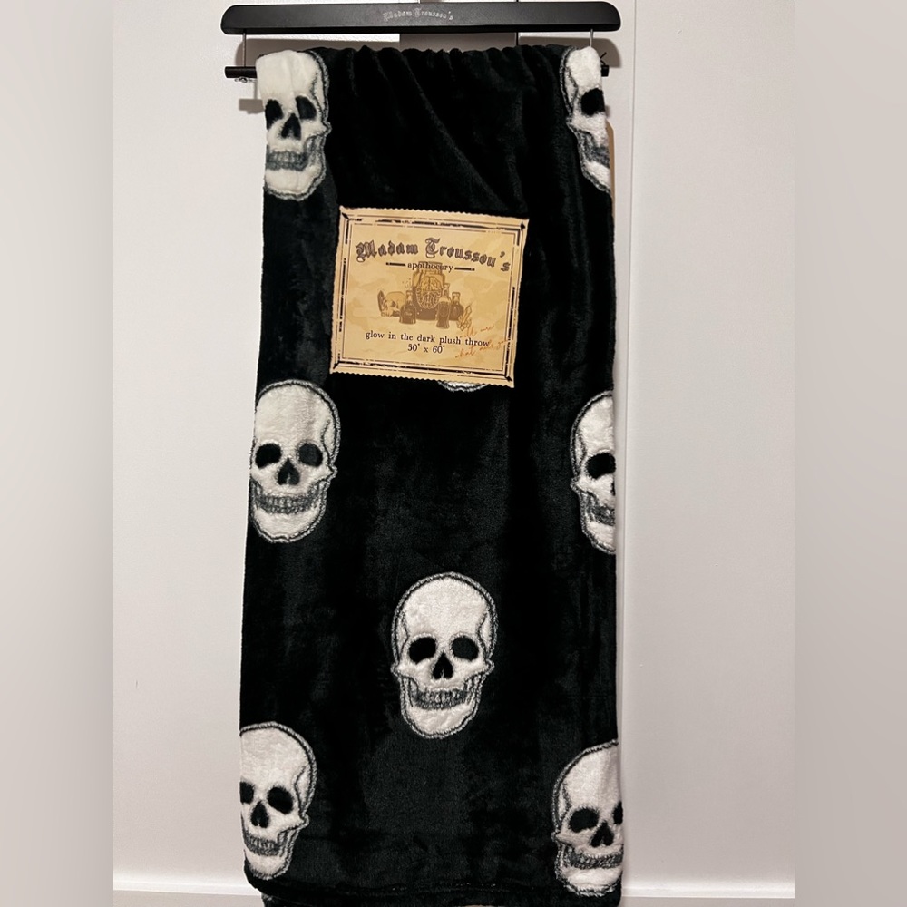 Madam Troussou’s Black White Skull Print Halloween Throw NEW 50”x 60”